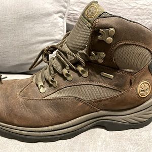 Timberland Chocorua boots size 10, barely worn. In great shape!